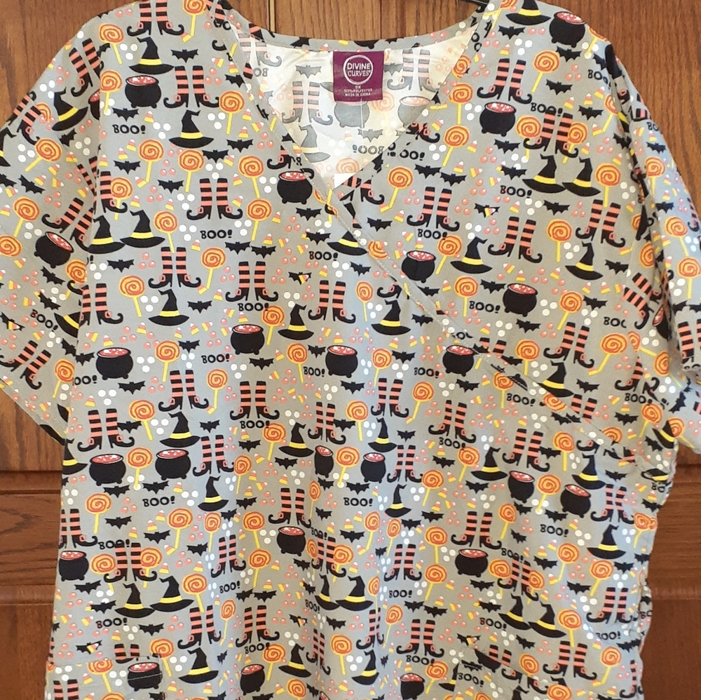 Divine Curves Halloween Gray Women 3XL Scrubs Top New
